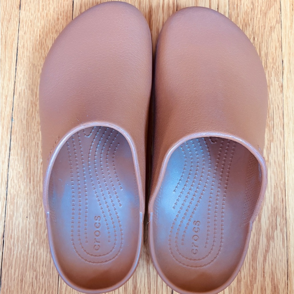 Crocs unisex dylan clogs in cognac tan